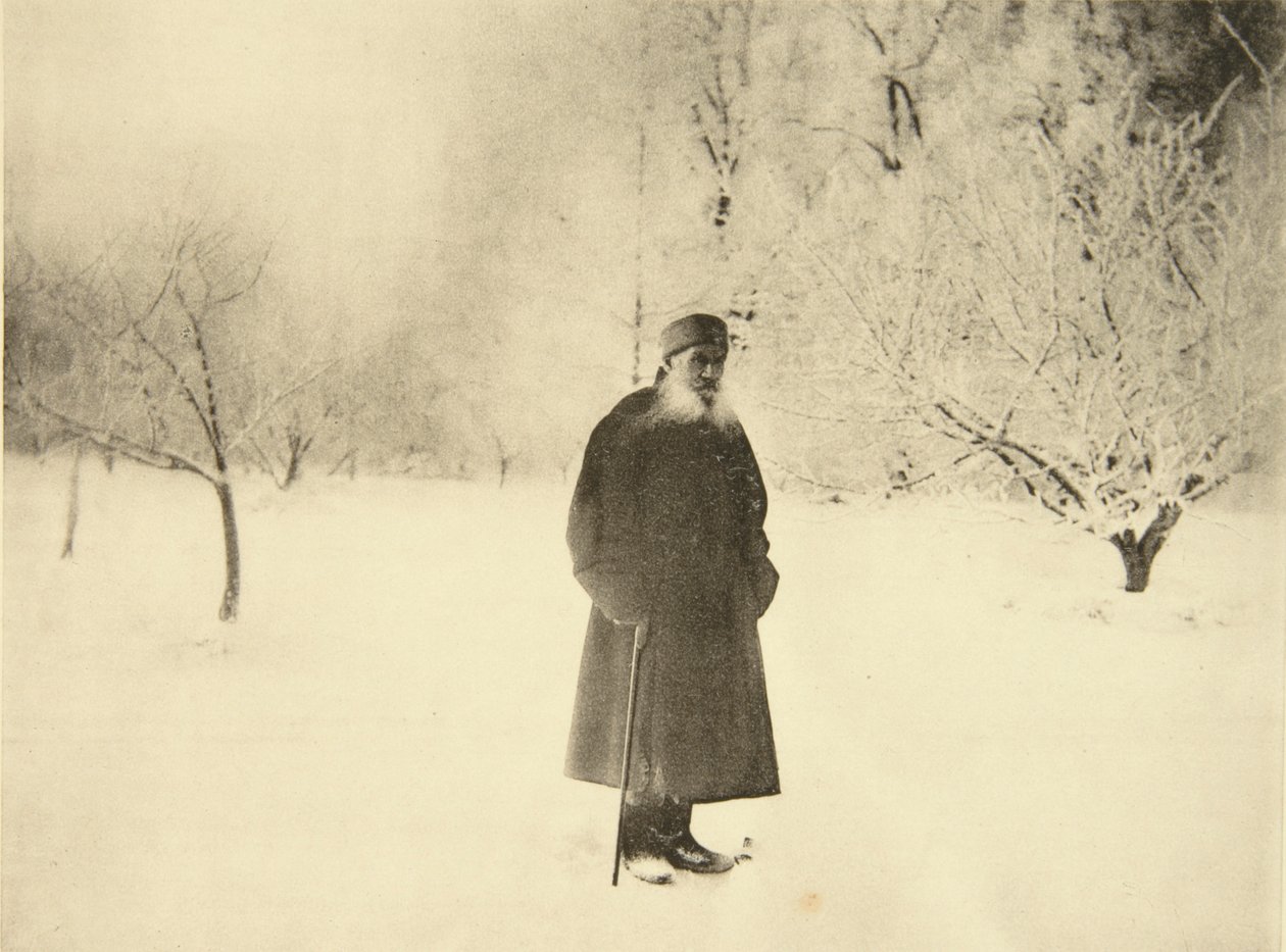 Venäläinen kirjailija Leo Tolstoi talvikävelyllä, 1900-luku tekijältä Sophia Andreevna Tolstaya