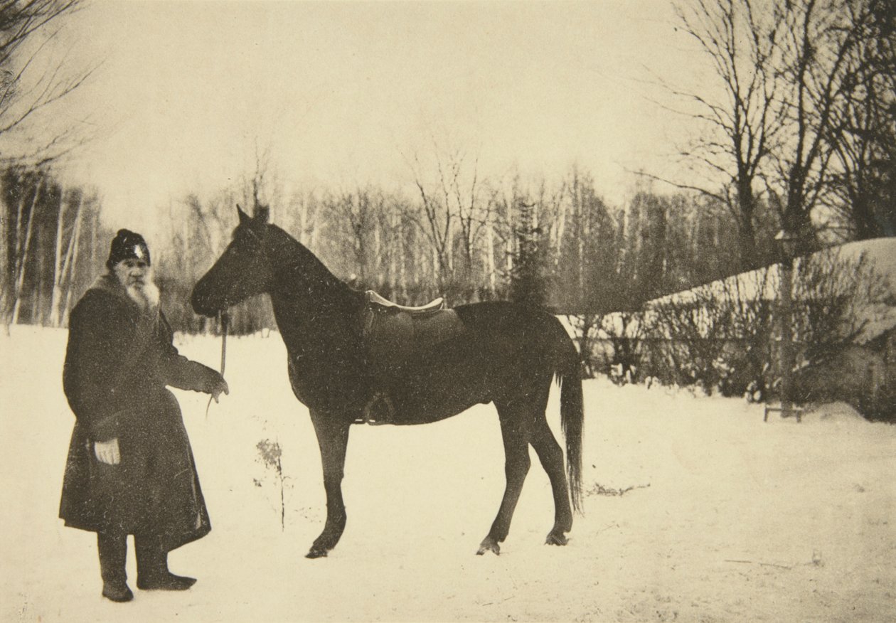Venäläinen kirjailija Leo Tolstoi hevosen kanssa, Yasnaya Polyana, lähellä Tulaa, Venäjä, 1905. tekijältä Sophia Andreevna Tolstaya