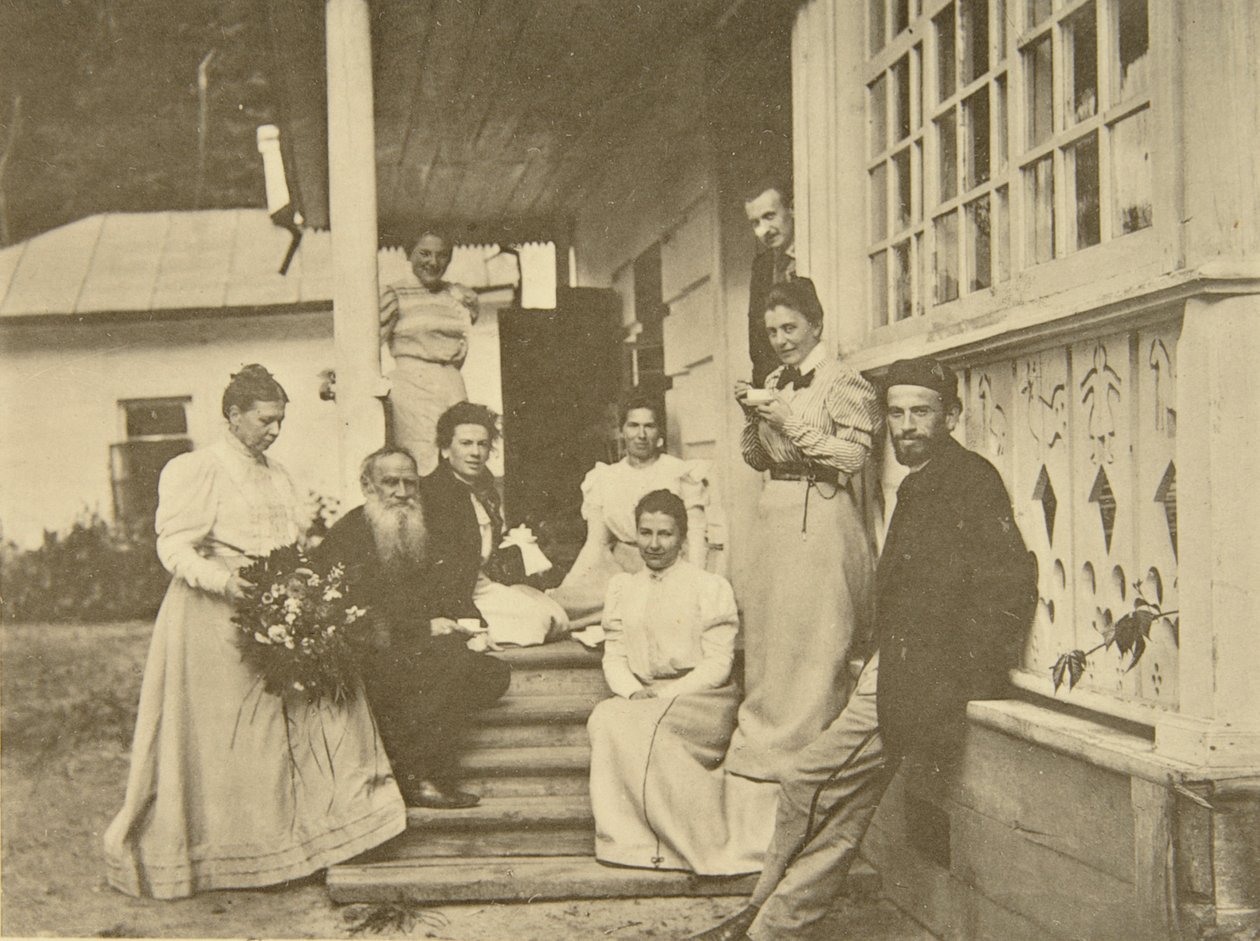 Venäläinen kirjailija Leo Tolstoi perheineen vaimonsa syntymäpäivänä, Venäjä, 1900-luku tekijältä Sophia Andreevna Tolstaya