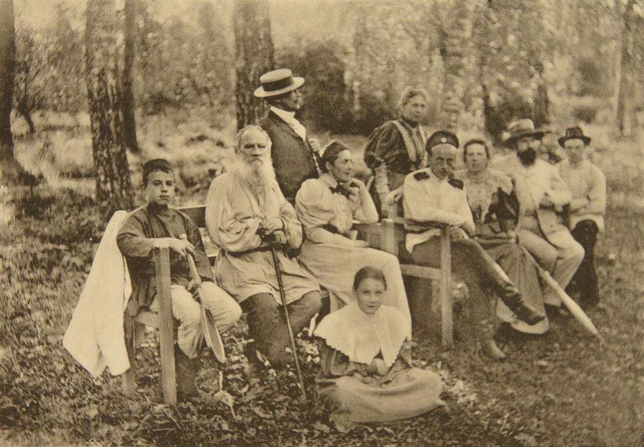 Venäläinen kirjailija Leo Tolstoi vieraiden kanssa, Yasnaya Polyana, lähellä Tulaa, Venäjä, 1895. tekijältä Sophia Andreevna Tolstaya