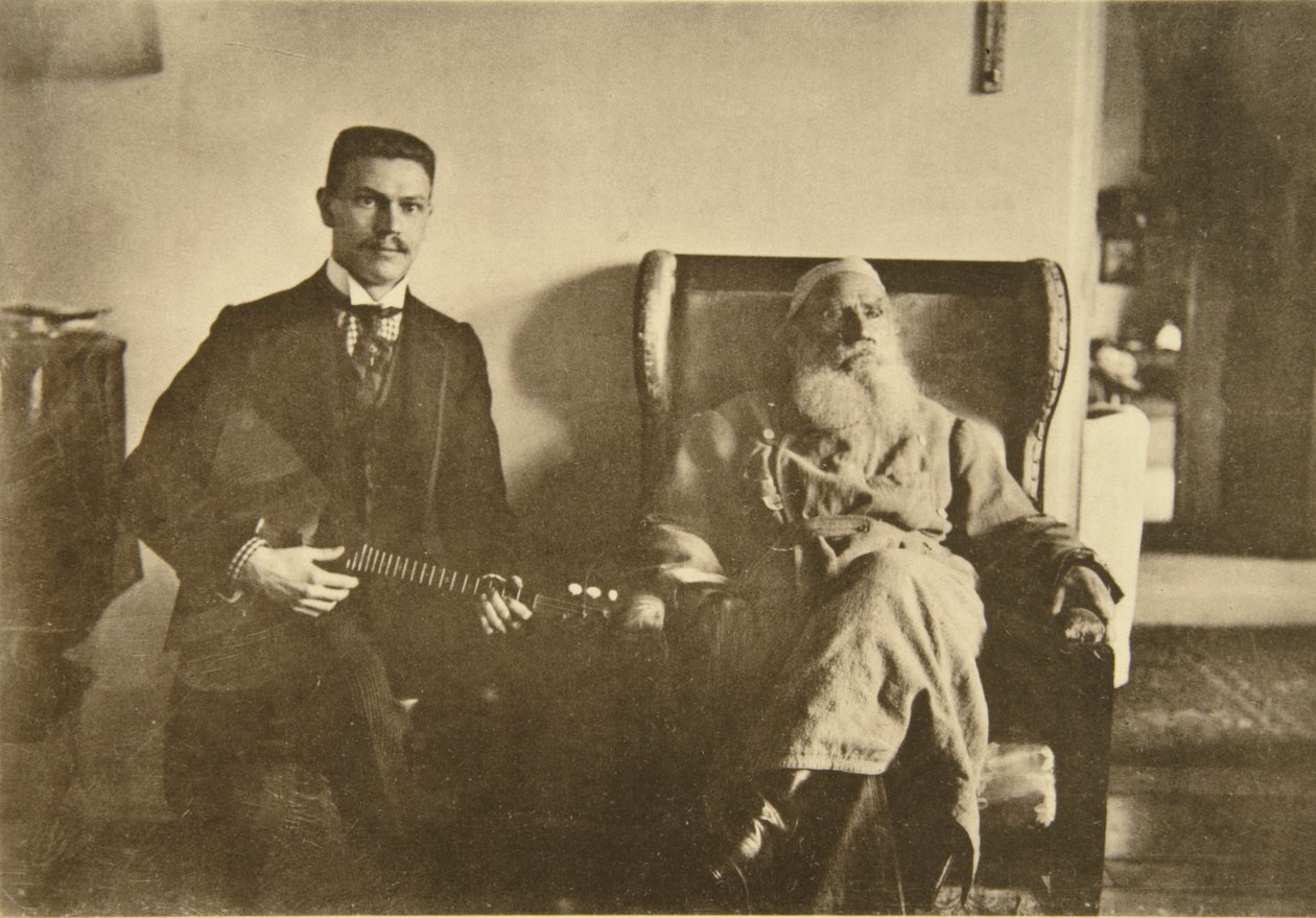 Venäläinen kirjailija Leo Tolstoi balalaikapelaaja Boris Trojanovskin kanssa, Venäjä, 1909 tekijältä Sophia Andreevna Tolstaya