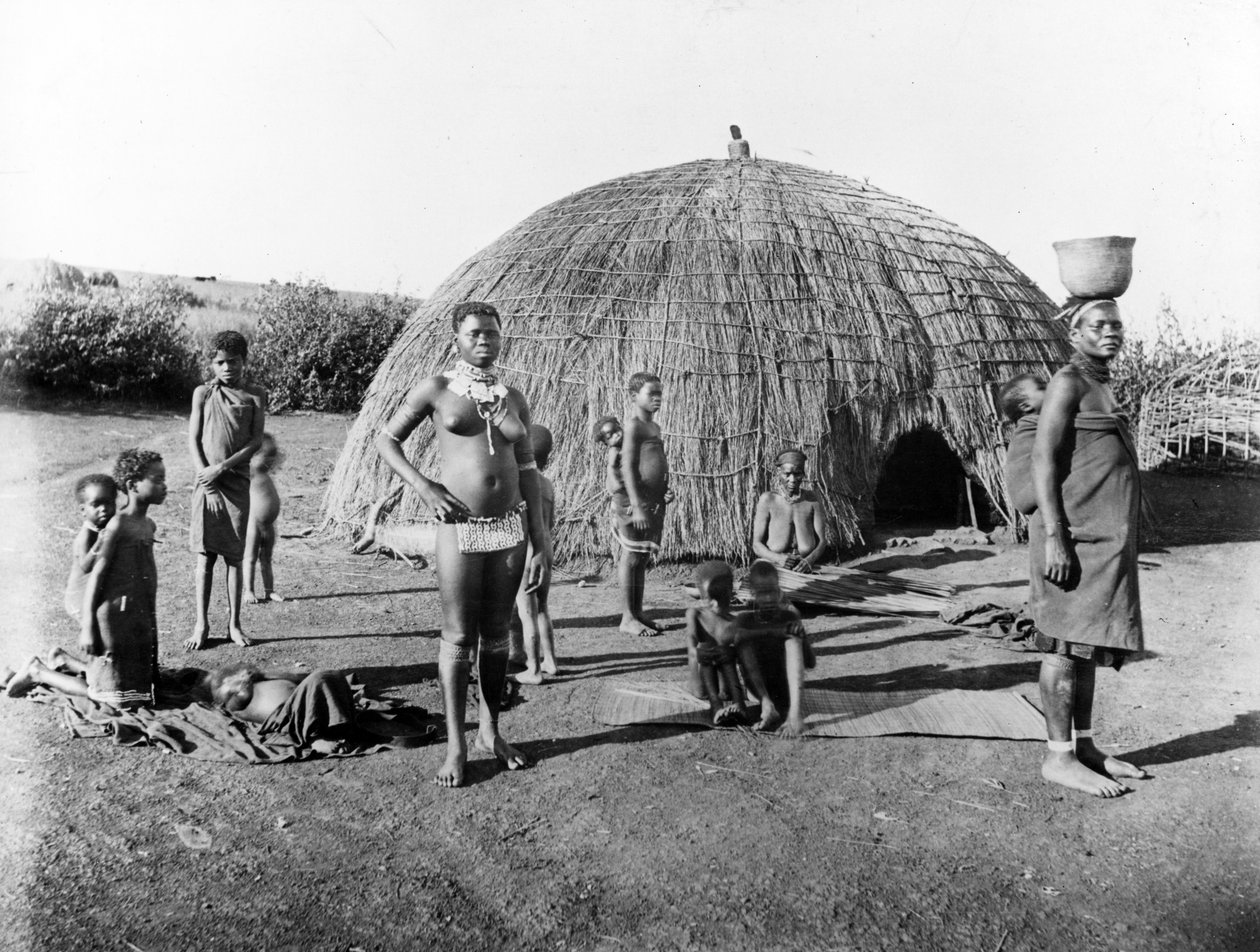 Mattojen valmistus Zulumaassa, n. 1895 tekijältä South African Photographer