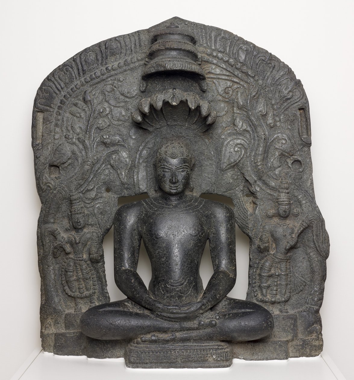 Jain Tirthankar Parshvanath käärmehupulla meditaatiossa (Dhyamudra), Karnatakasta, Intiasta (Kloriitti) tekijältä South Indian School