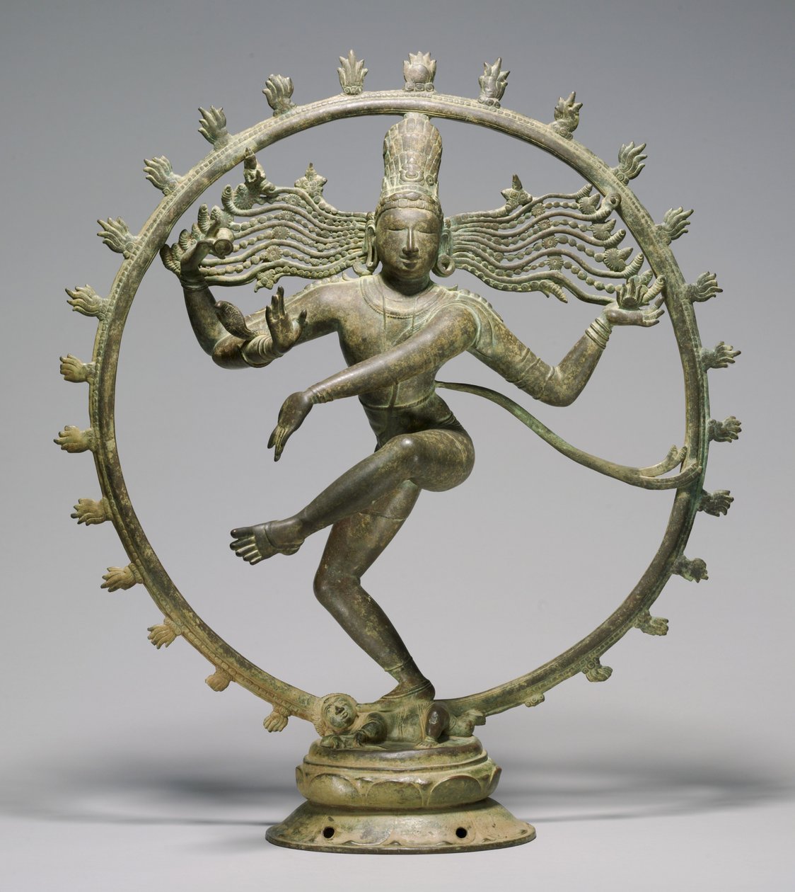 Shiva tanssin herrana (Nataraja), Chola-kausi, n. 10.-11. vuosisata (pronssi) tekijältä South Indian School