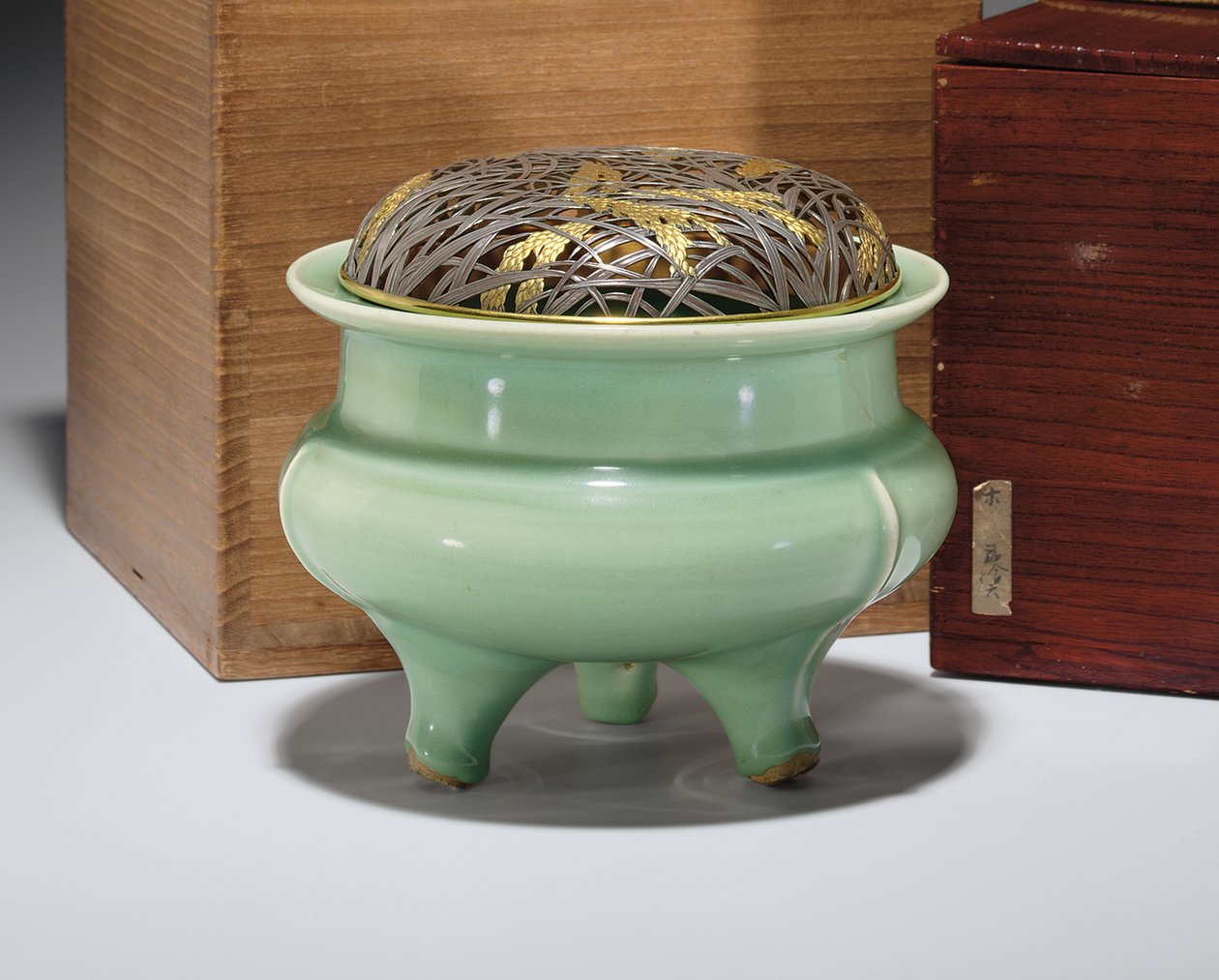 Suuri Longquan Celadon kolmijalkainen suitsutusastia japanilaisella paketilla kullatulla metallikullauksella (keraaminen) (katso myös 349496) tekijältä Southern Song Dynasty Chinese School