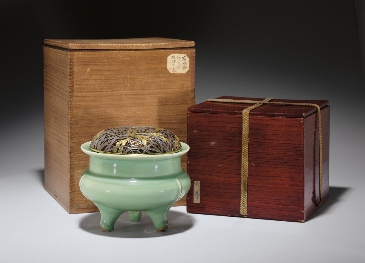 Suuri Longquan Celadon kolmijalkainen suitsutusastia japanilaisella paketilla kullatulla metallikullauksella (keraaminen) (katso myös 349486) tekijältä Southern Song Dynasty Chinese School