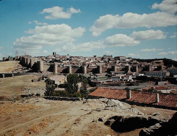 Panoraamanäkymä muinaisille kaupunginmuureille, 1000-1100-luku tekijältä Spanish School