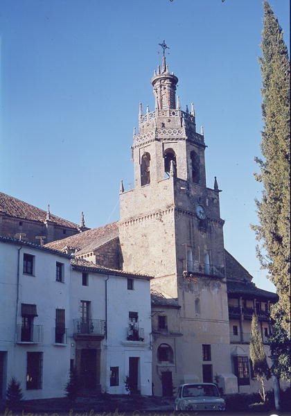 Näkymä Santa Maria la Mayorin kirkolle tekijältä Spanish School