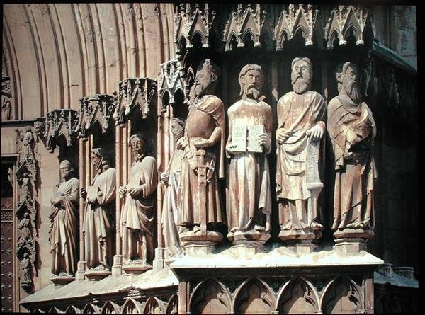 Jambfiguurit portaalin pääjulkisivusta, rakennettu vuosina 1171–1331 tekijältä Spanish School