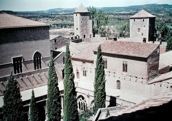 Näkymä Santa Maria de Pobletin luostarille, joka perustettiin vuonna 1149 ja kunnostettiin vuonna 1940 tekijältä Spanish School