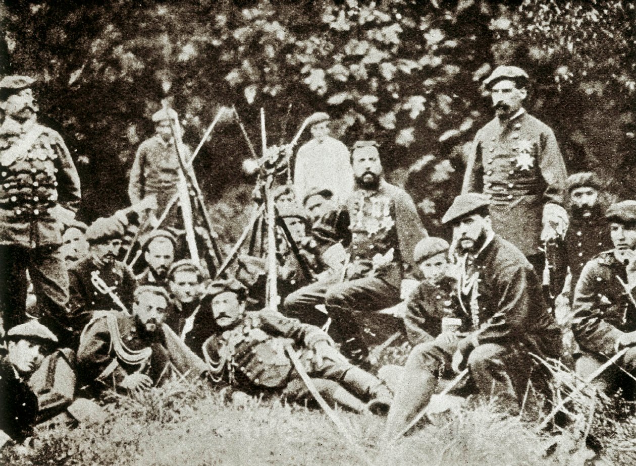 Kolmas karlistinen sota (1872-1876): Espanjan Charles de Bourbonin (1848-1909) (Carlos Maria de Borbon y Austria-Este tai Charles VII), Madridin herttuan valtaistuimen esittäjä puolustajiensa ympäröimänä. Valokuva noin 1872-1876 tekijältä Spanish Photographer