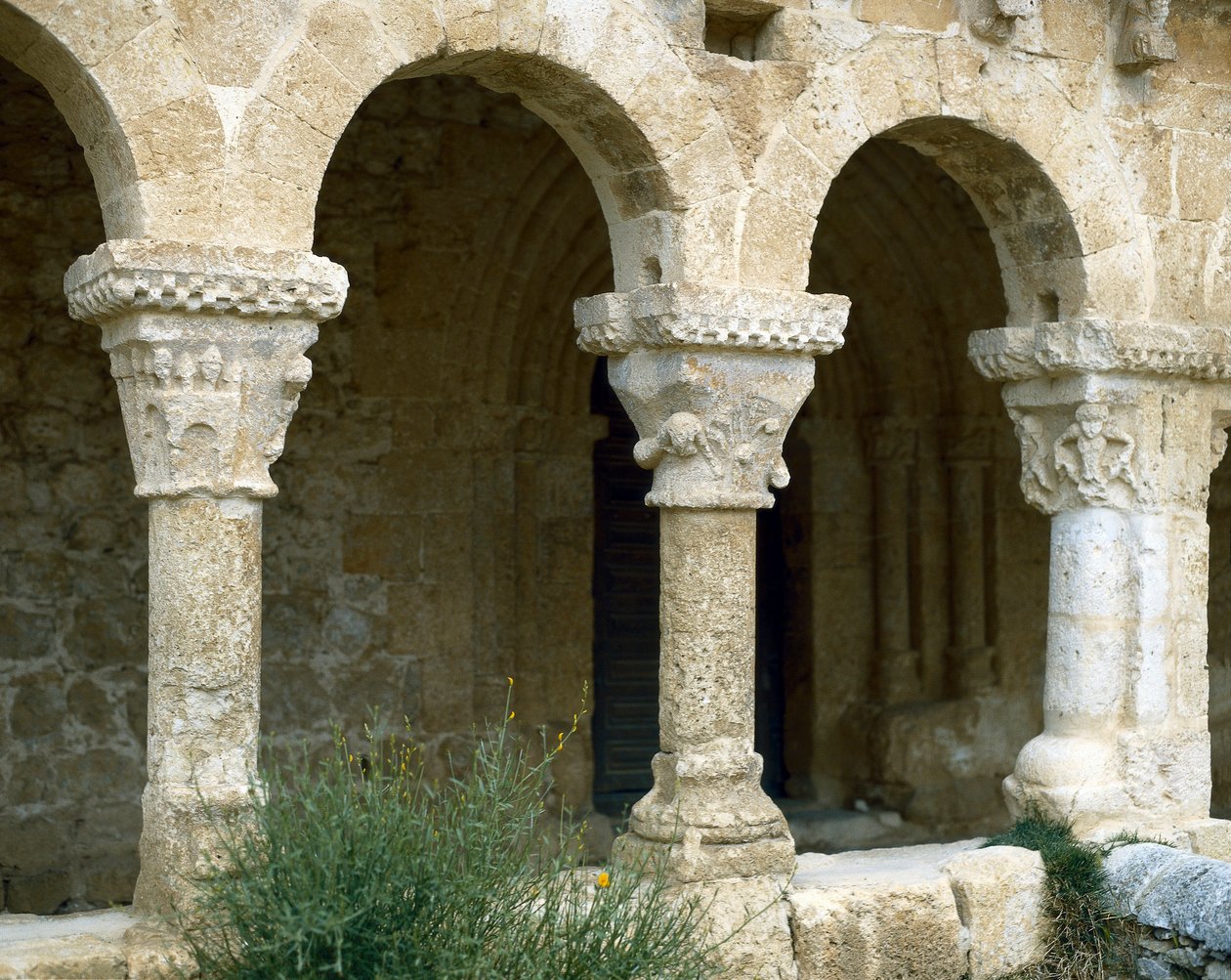Atriumin pelihallit, Pyhän Mikaelin kirkko, San Esteban de Gormaz, Espanja, 1000-1100-luvun arkkitehtuuri (kuva) tekijältä Spanish School