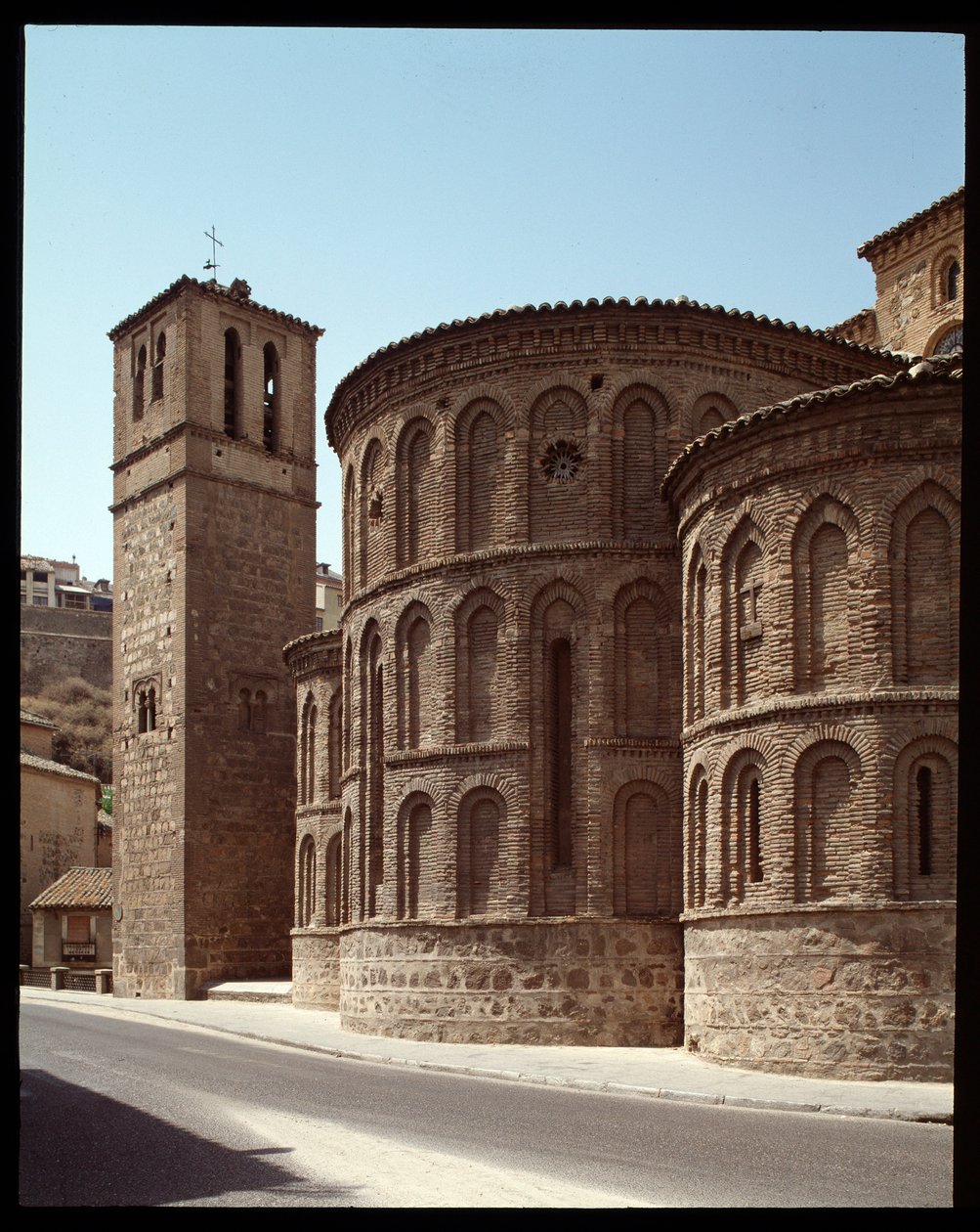 Art mudejar: näkymä kirkon apsisista Santiago de Arrabal, 1200-luvun Toledo, Espanja tekijältä Spanish School