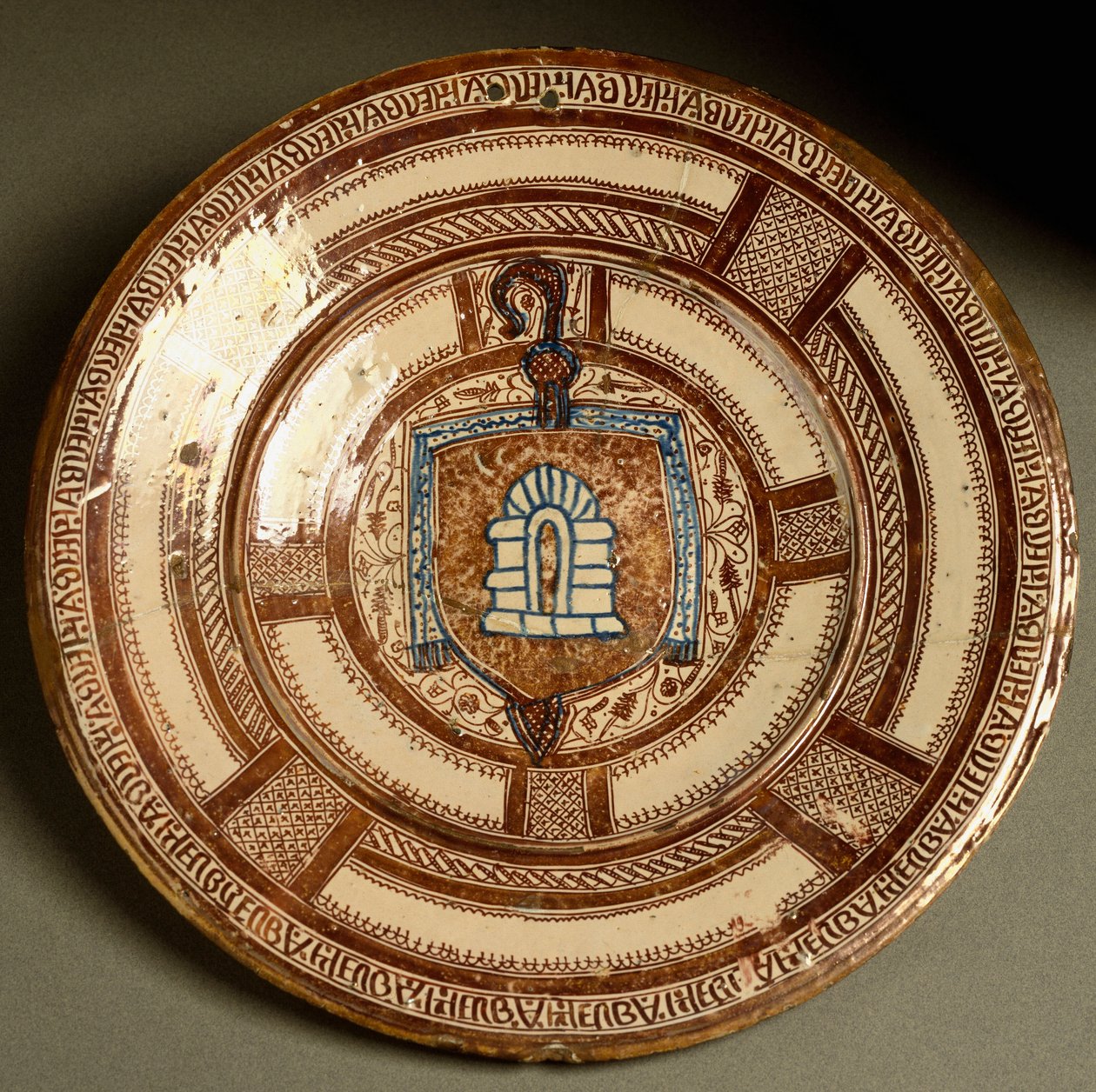 Pobletin luostarin Blazon, Cistersialainen luostari Kataloniassa. Keraaminen levy valmistettu lähellä Valenciaa, Espanja. 1500-luvun Firenze, Museo Nazionale del Bargello tekijältä Spanish School