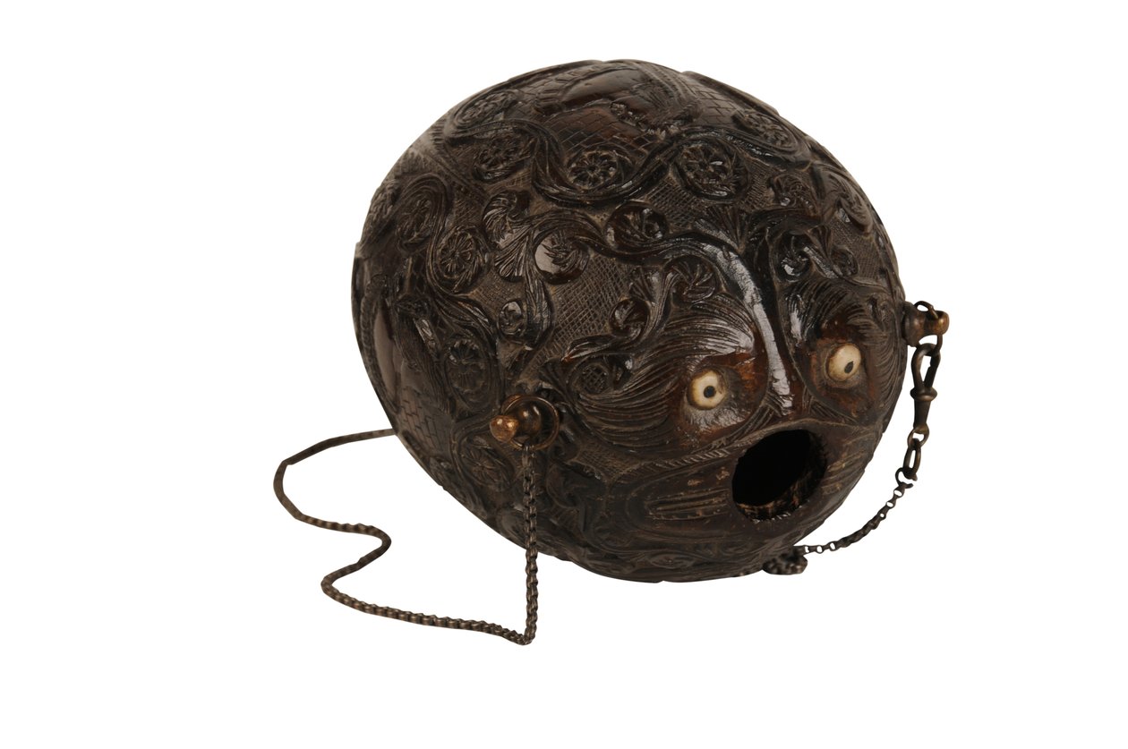 Veistetty kookosjauhepullo, espanjalainen siirtomaa, n. 1800 (kookos) tekijältä Spanish School