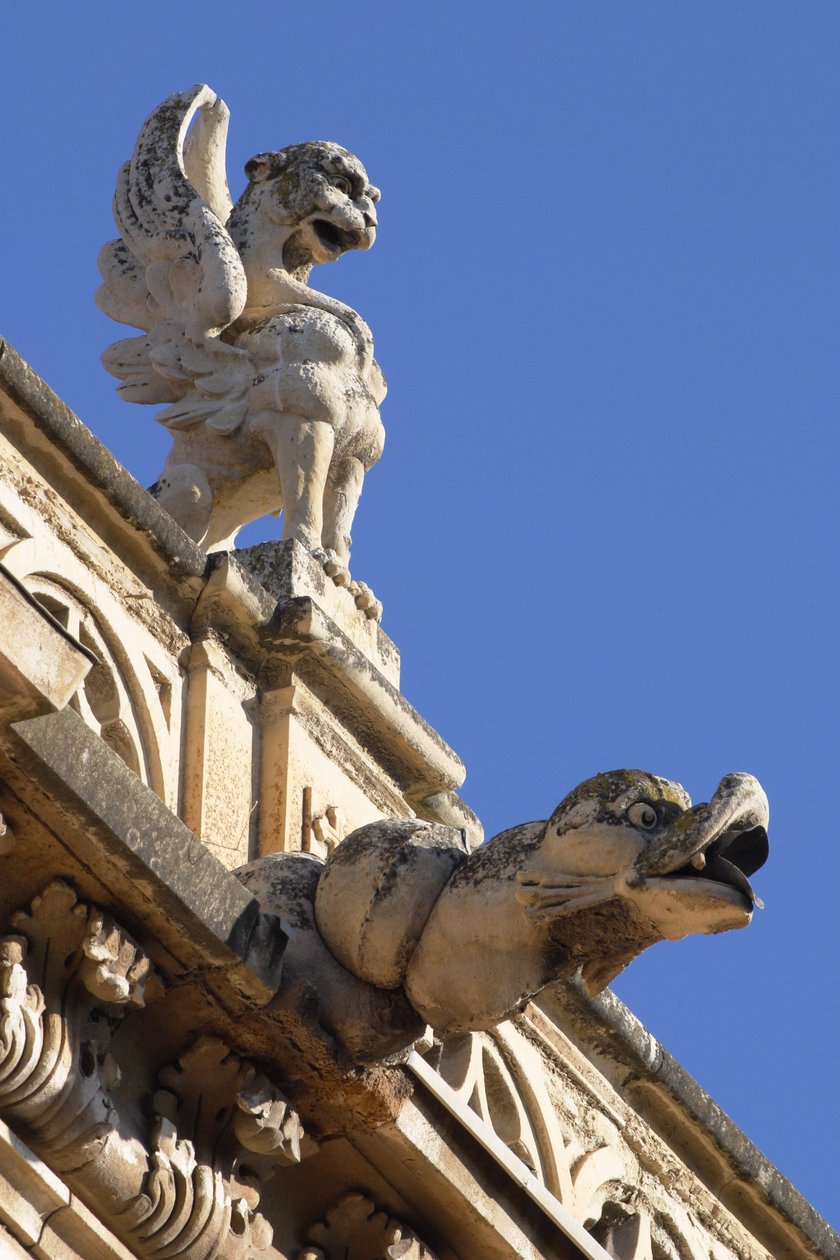 Gargoyle ja akroteria, yksityiskohta ulkopuolelta tekijältä Spanish School