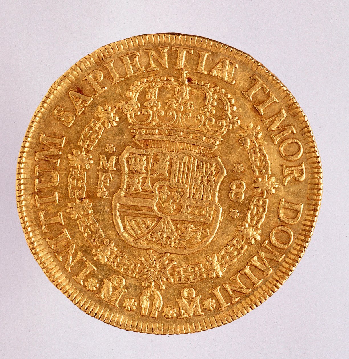 Kultainen kolikko (8 ecua) Espanjasta: Philip (Filippo tai Philippe) V:n hallituskausi (1700-1746). 1739 Halk. 3,6 cm Napoli, museo archeologico tekijältä Spanish School