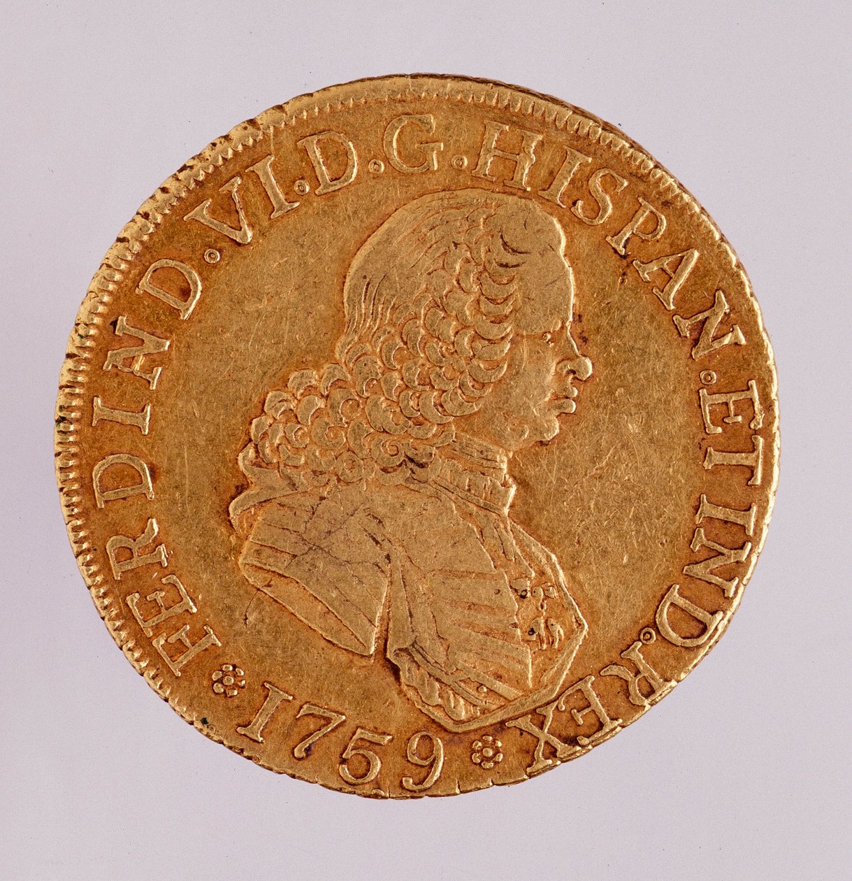 Kultainen kolikko (8 ecua) Espanjasta: Ferdinand VI:n hallituskausi (1746-1759). 1759 Halkaisija. 3,5 cm Napoli, arkeologinen museo tekijältä Spanish School