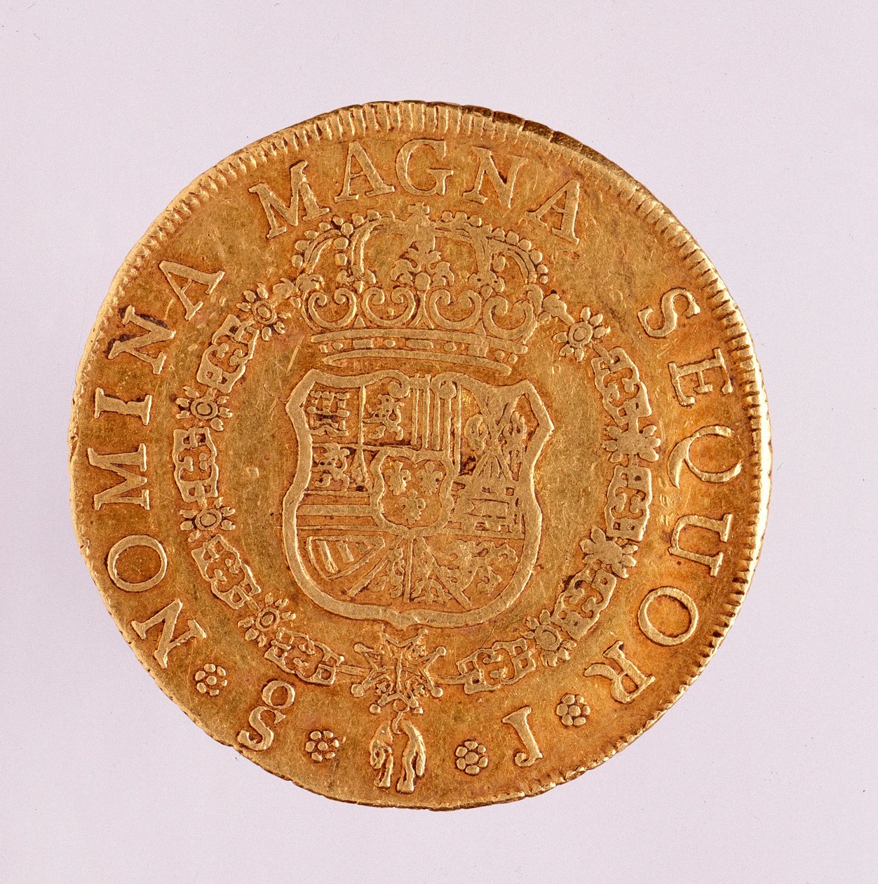 Kultainen kolikko (8 ecua) Espanjasta: Ferdinand VI:n hallituskausi (1746-1759). 1759 Halkaisija. 3,5 cm Napoli, arkeologinen museo tekijältä Spanish School