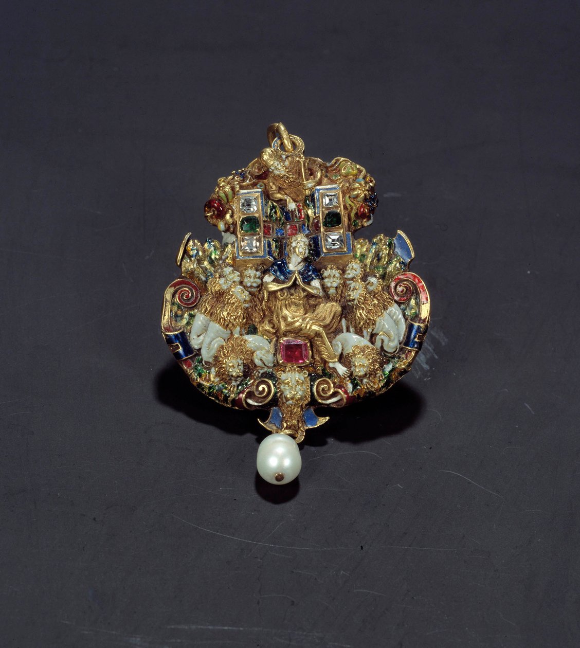 Korut: timanttiriipus, emali kullan ympärillä, smaragdi ja helmi, jotka edustavat Danielia leijonankuolassa. 1550-1600. Espanjasta. Pariisi, Louvre-museo tekijältä Spanish School