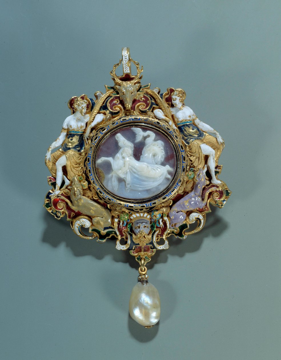 Korut: riipus emali kultaisella pyöreällä kameella. 1550-1575. Himmeä. 0,12x0,72 m. Pariisi, Louvre-museo tekijältä Spanish School