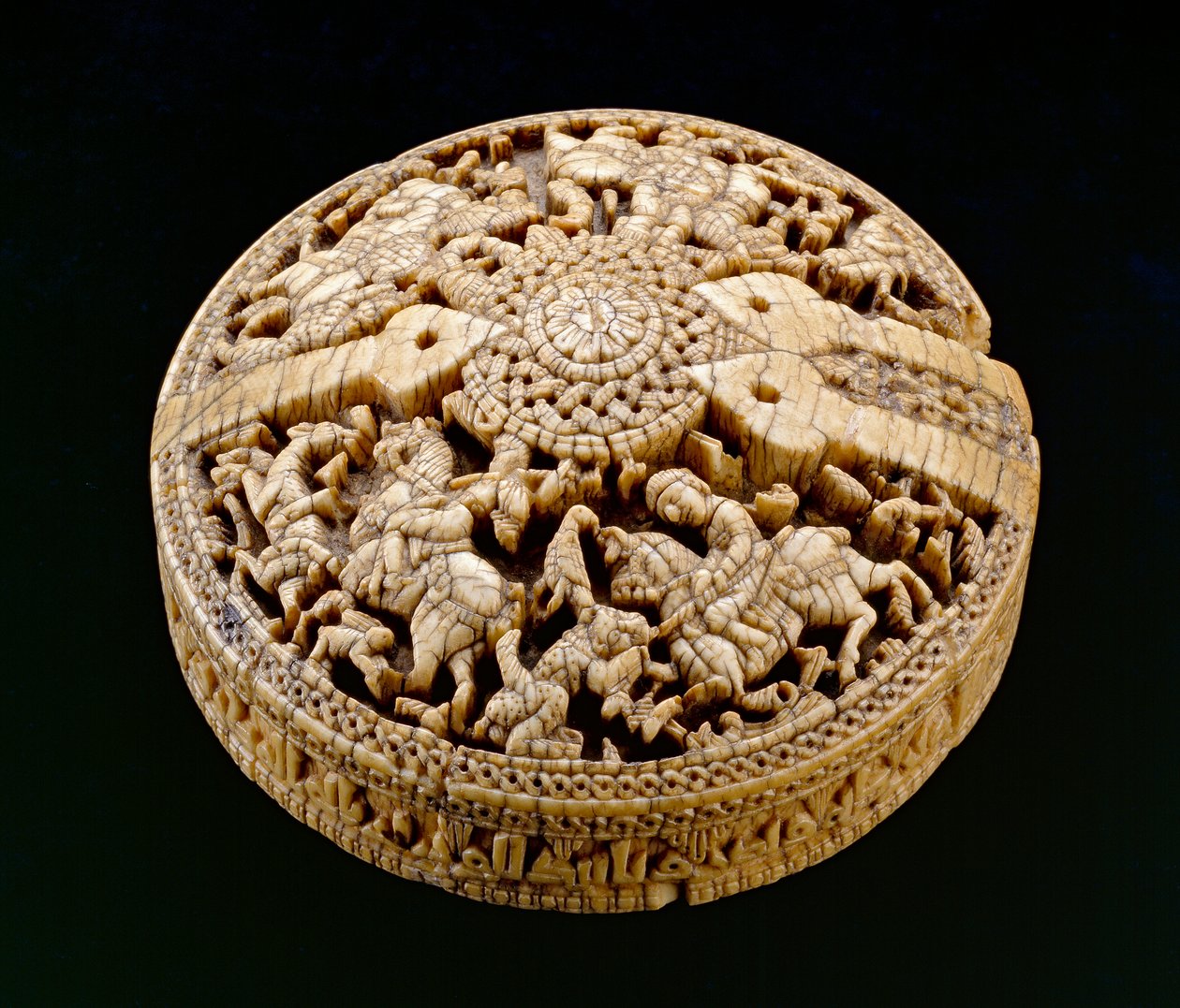 Neljällä metsästäjällä ja eläimellä koristeltu astian kansi, Umayyad-kausi, 998-999 jKr (katso myös 416492) tekijältä Spanish School