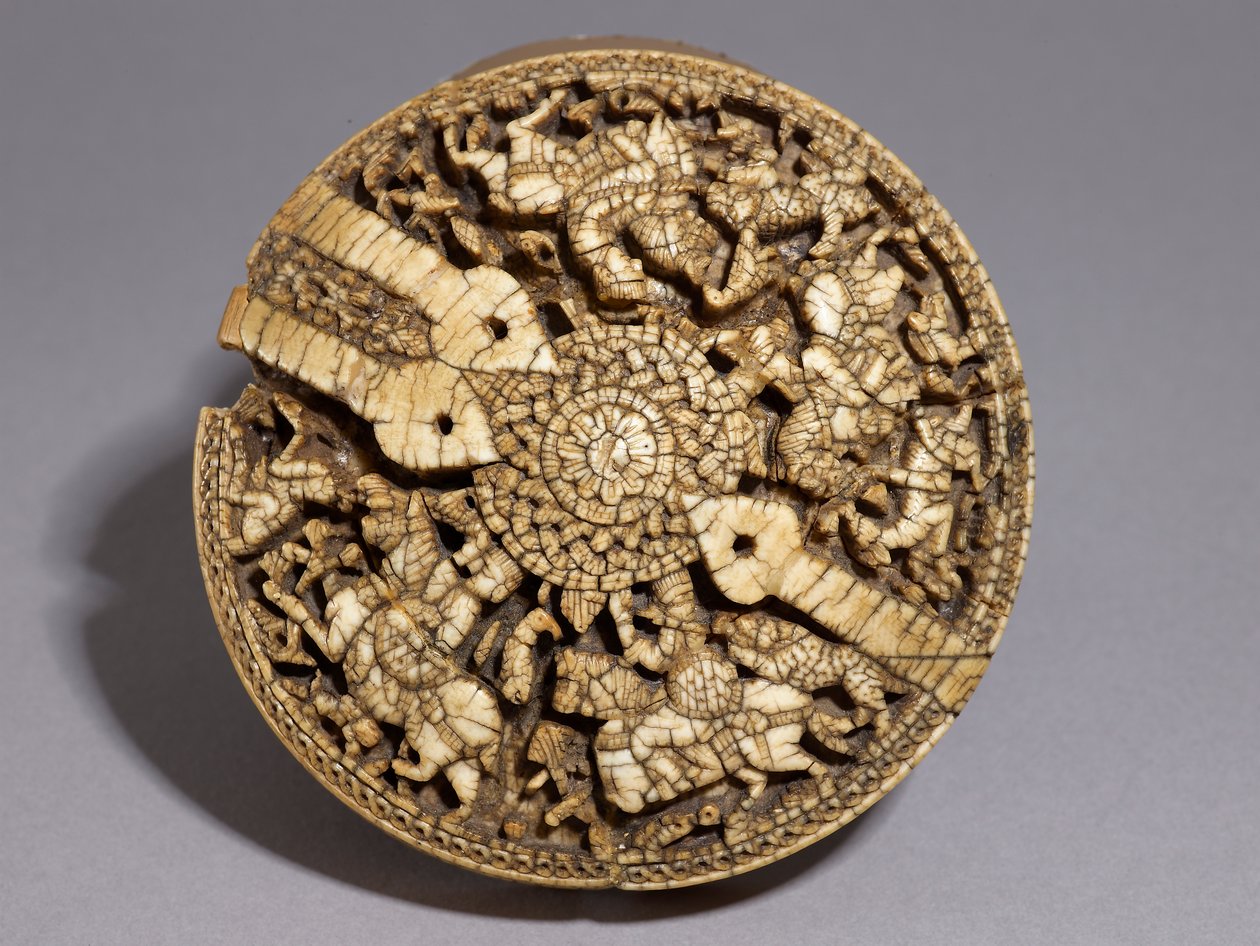 Neljällä metsästäjällä ja eläimellä koristellun astian kansi, Umayyad-aika, 998-999 jKr (katso myös 117778) tekijältä Spanish School