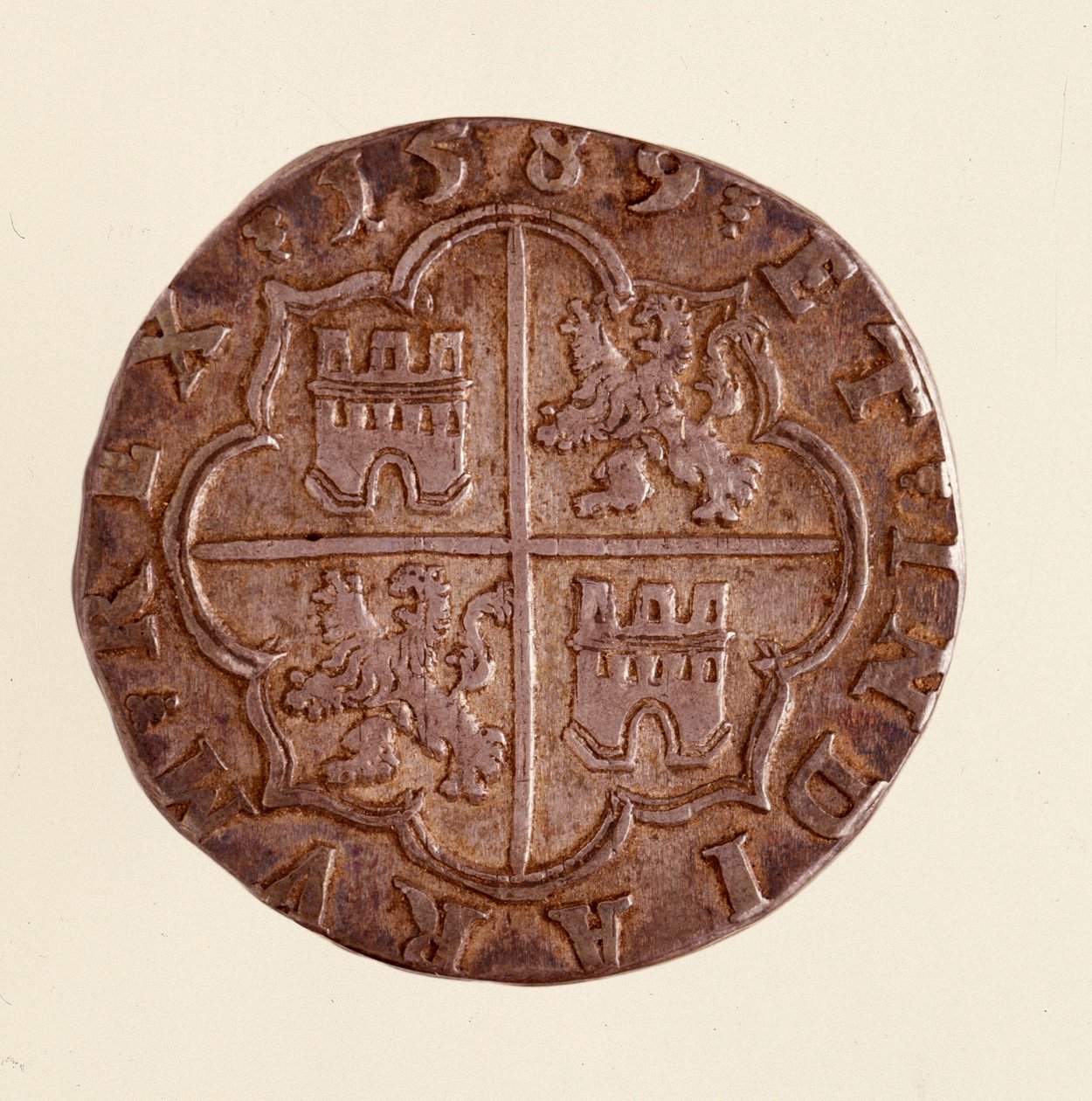 Hopeakolikko (8 realia) Espanjasta: Philip (Filippo tai Philippe) II:n hallituskausi (1556-1598). 1589 Halk. 3,5 cm Napoli, museo archeologico tekijältä Spanish School