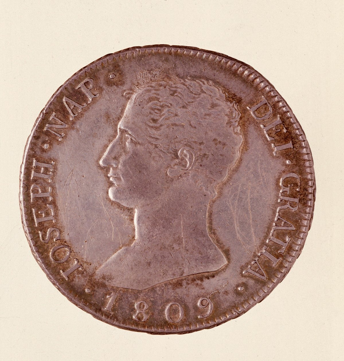 Hopeakolikko (douro tai piastra) Espanjasta: Joseph Napoleonin hallituskausi (1808-1813). 1809 Halk. 4 cm Napoli, museo archeologico tekijältä Spanish School