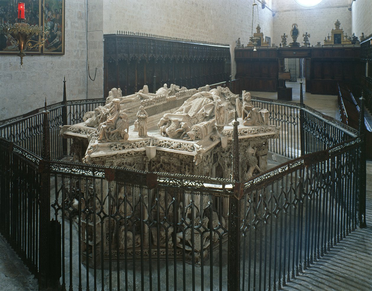 Kastilialaisen Juan II:n (1405-54) ja Portugalin Isabelin hauta (marmori) tekijältä Spanish School