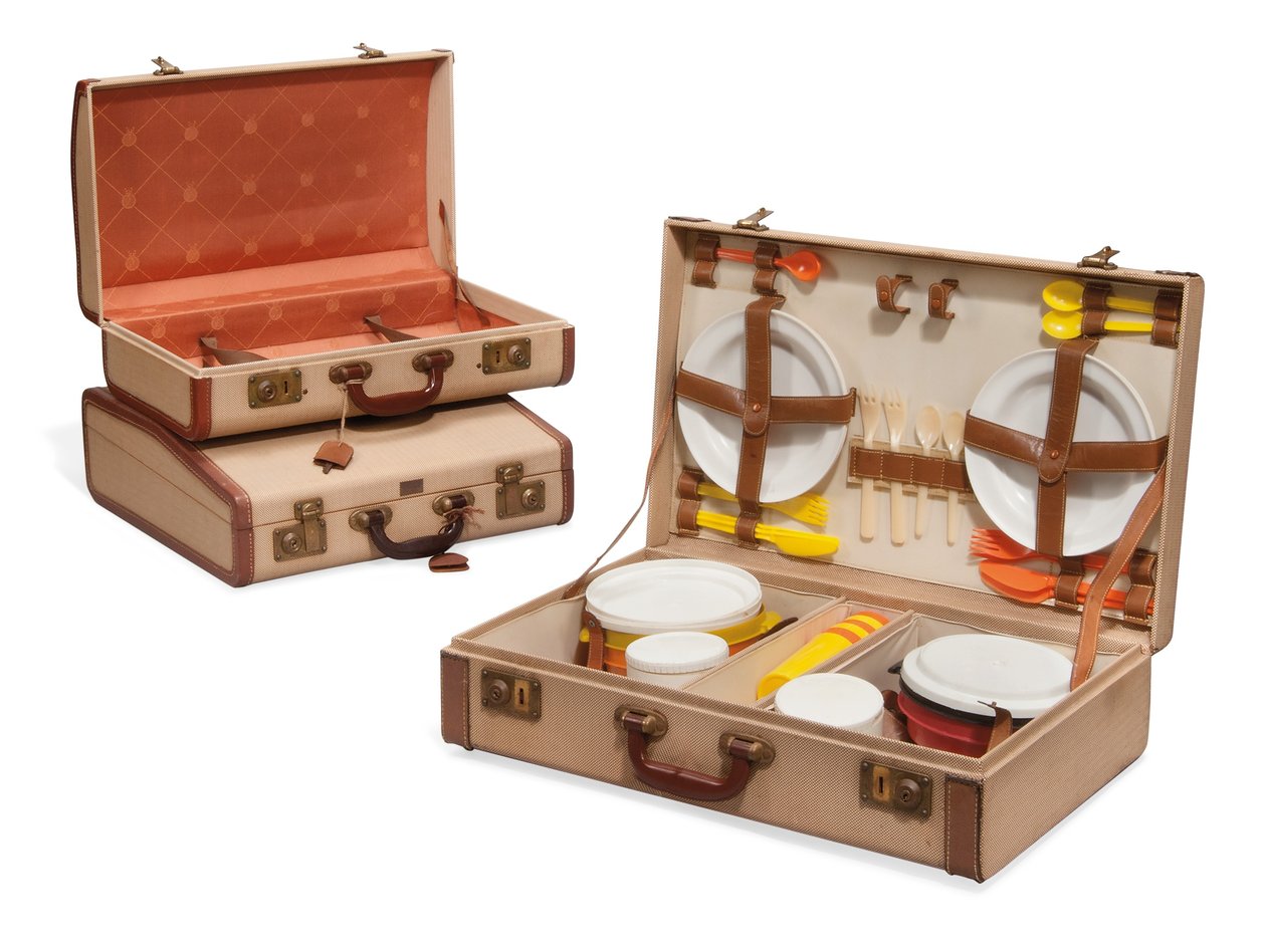 Kaksi matkalaukkua ja piknik-taka, Loewe, 1900-luvun puoliväli (kangas, nahka, messinki ja muovi) tekijältä Spanish School