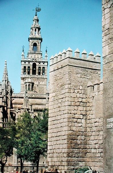 Näkymä La Giralda-tornille ja yhdelle Reales Alcazaresin torneista tekijältä Spanish School