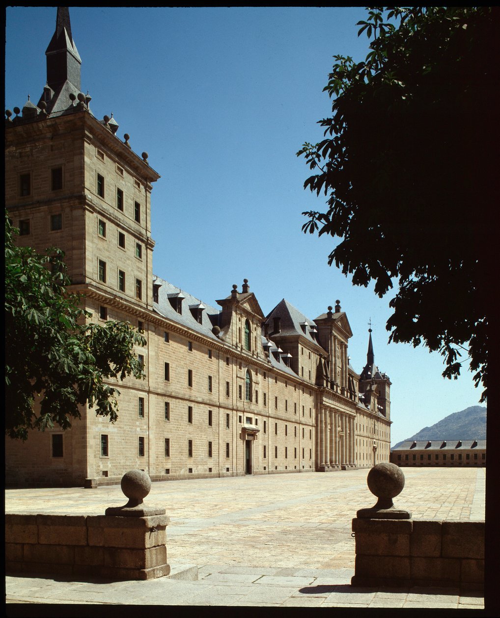 Näkymä Royal Seatin pääjulkisivulle tekijältä Spanish School