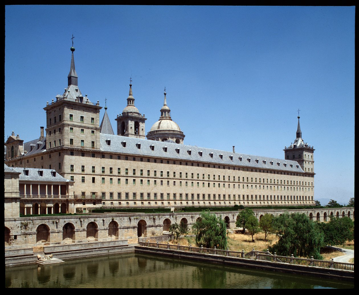 Näkymä luostarille ja Royal Seatille tekijältä Spanish School