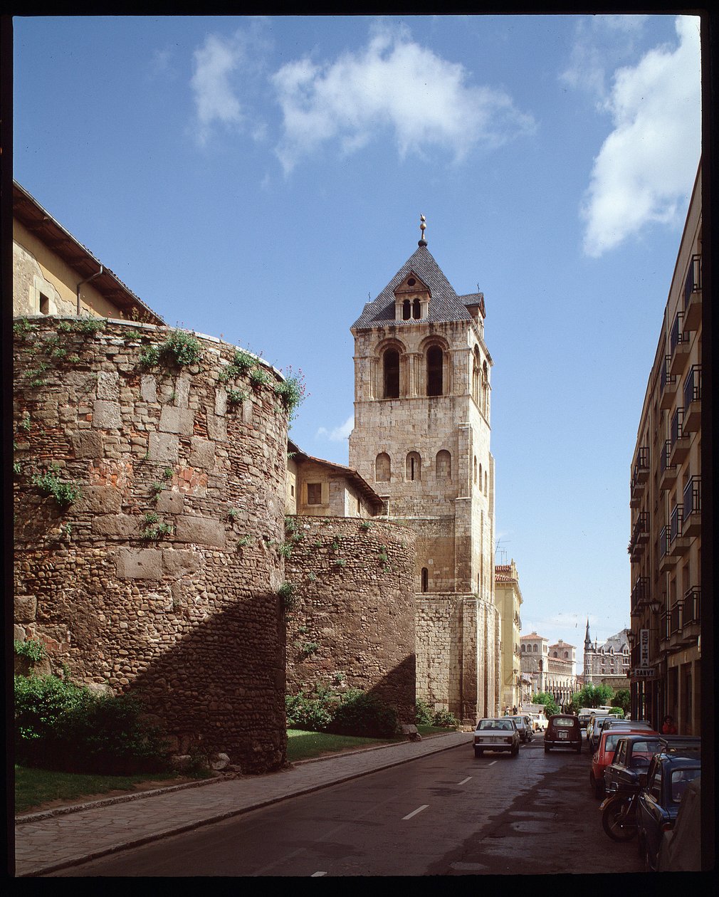 Näkymä basilikaan ja roomalaisille muureille tekijältä Spanish School