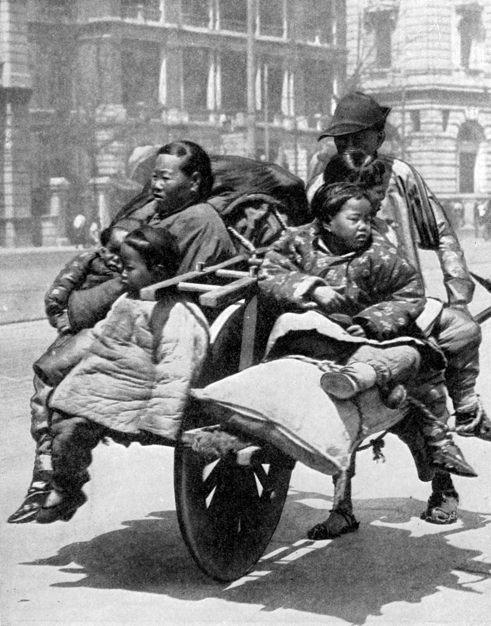 Kiinalainen perhe kärryissä, 1936. tekijältä Sport and General