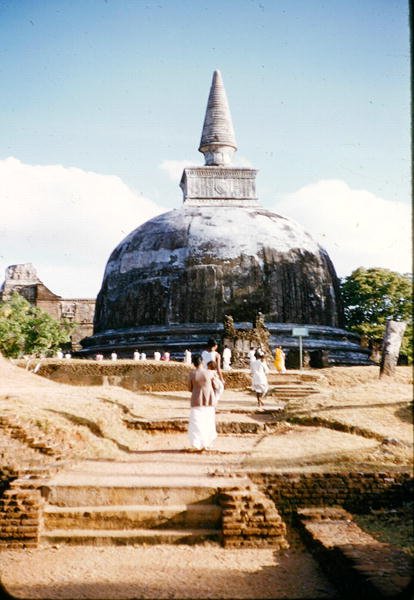 Näkymä dagoballe (buddhalainen kupoli) tekijältä Sri Lankan
