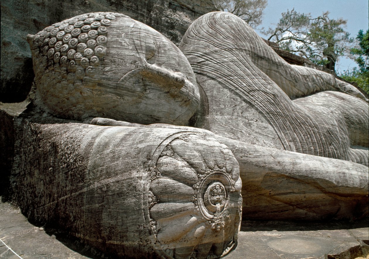Makaava kuva, joka esittää Buddhan parinirvanaa, veistos, Gal Viharan temppeli tekijältä Sri Lankan