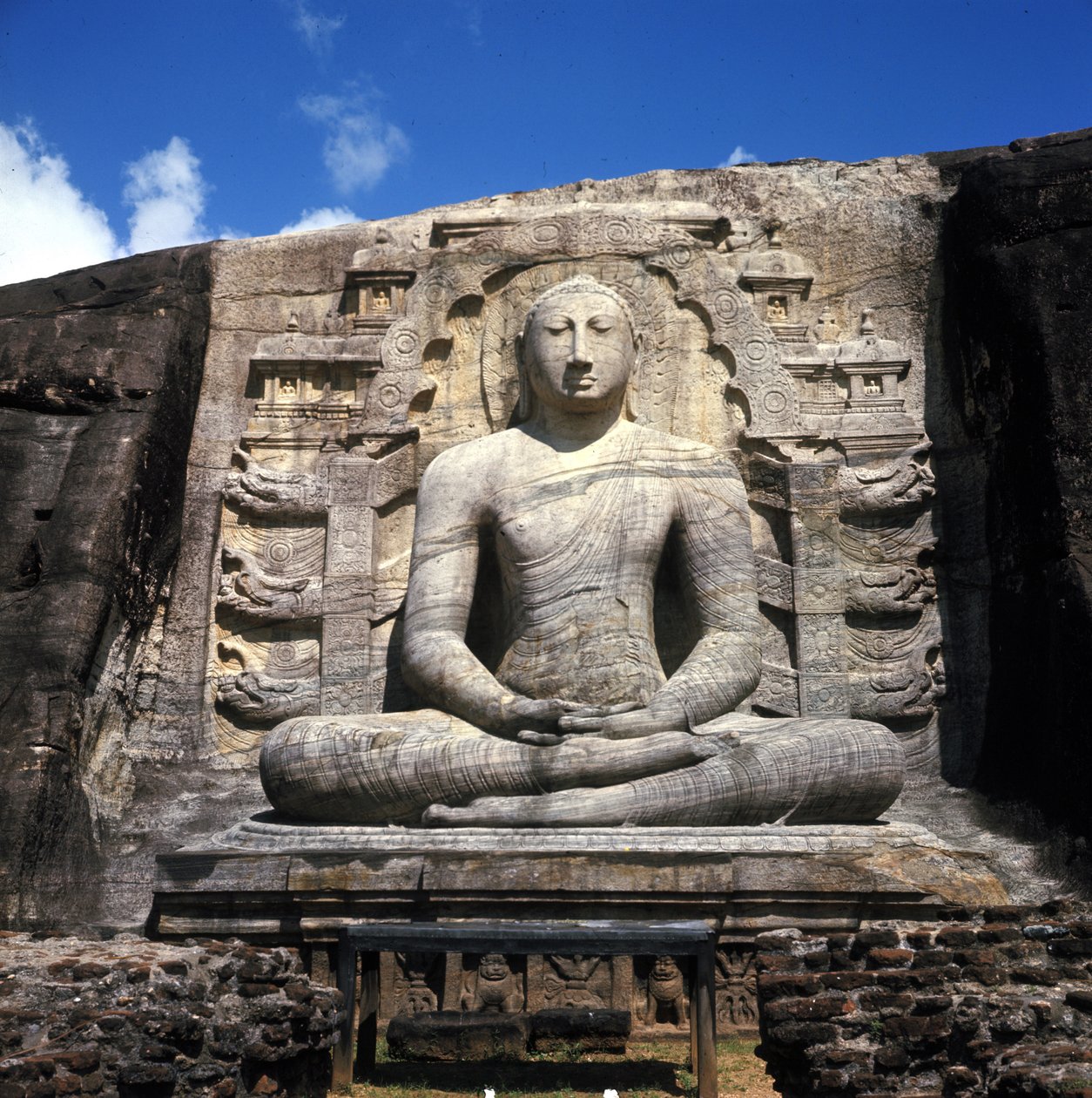 Polonnaruwan (Sri Lankan) Gal Viharen Buddha (kuningas Parakrama Bahu). tekijältä Sri Lankan School