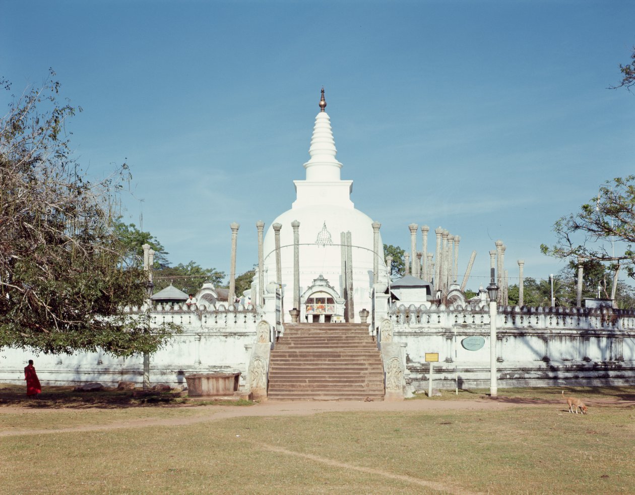 Näkymä Thuparama Dagoballe, Ruwanweli Seya tekijältä Sri Lankan School