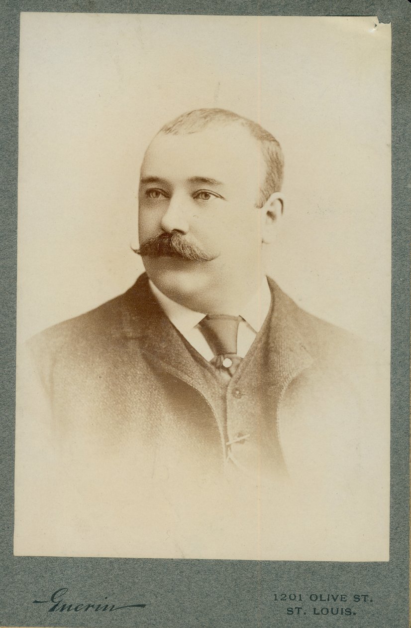 Rintakuva Clarence F.Newcombista yllään puku, liivi ja solmio, pää vasemmalle käännettynä. tekijältä St. Louis F.W. Guerin
