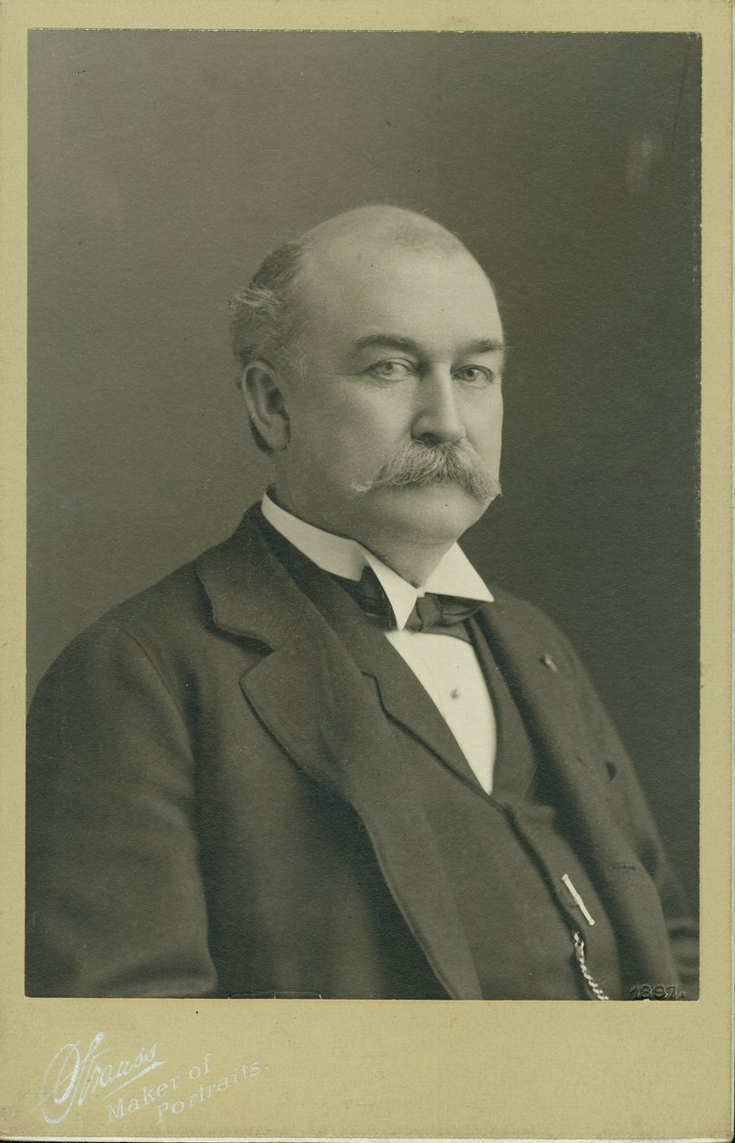 Rintakuva Horatio D.Puusta, jolla on puku, liivi ja rusetti, ja kääntyi oikealle. tekijältä St. Louis Strauss