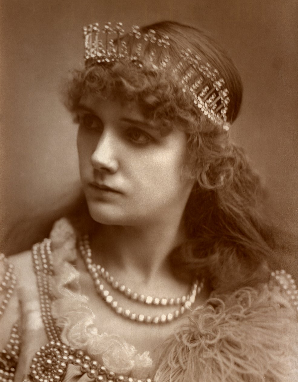 Marion Hood, brittiläinen sopraanoooppera- ja musiikkiteatterilaulaja, 1884. tekijältä St James