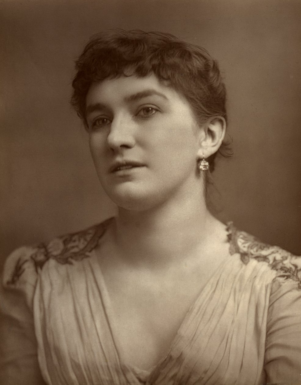 Nelly Bromley, brittiläinen näyttelijä ja laulaja, 1882 tekijältä St James