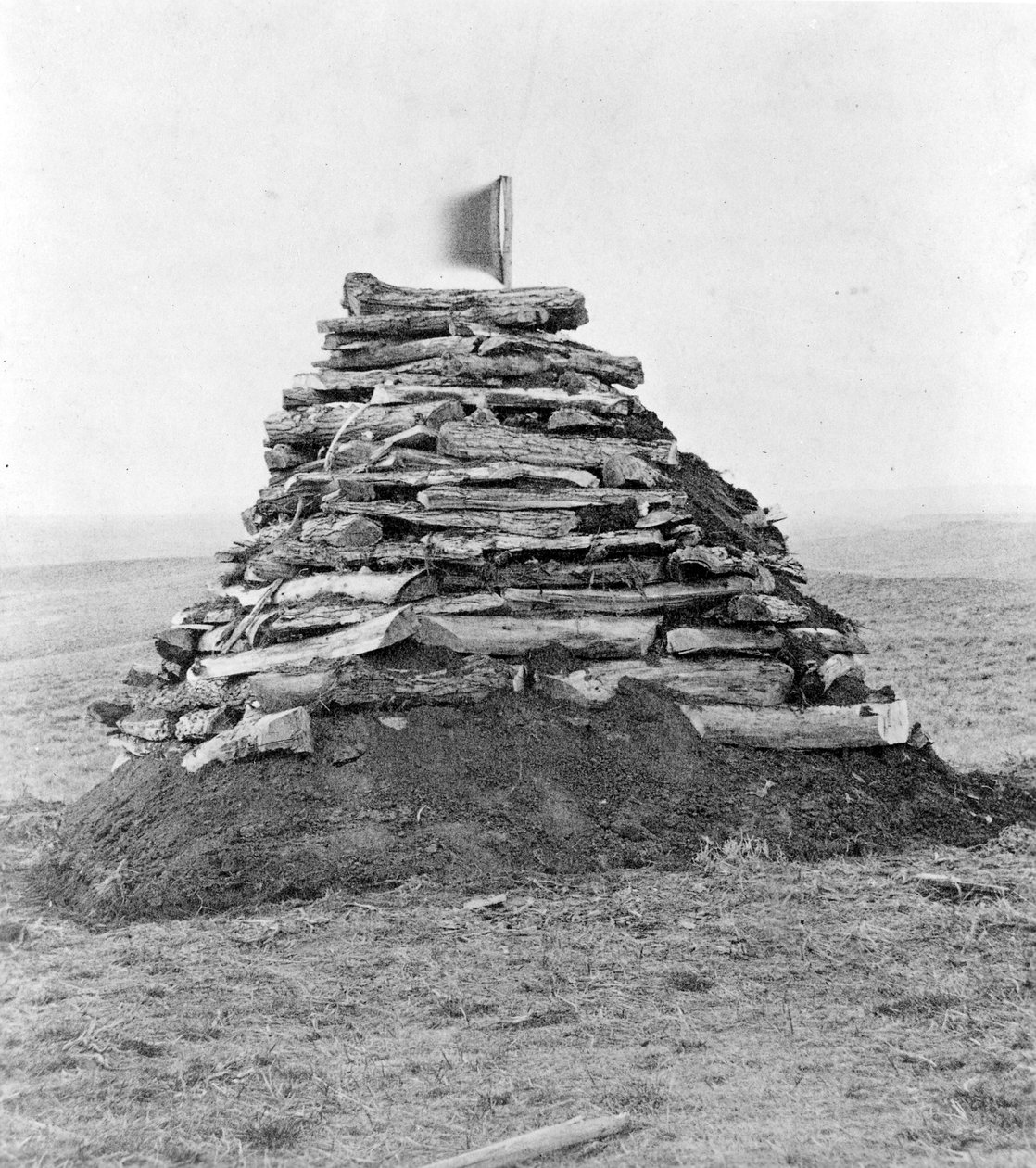 Luita sisältävä monumentti Custerin kukkulalla, 1879 tekijältä Stanley J. Morrow