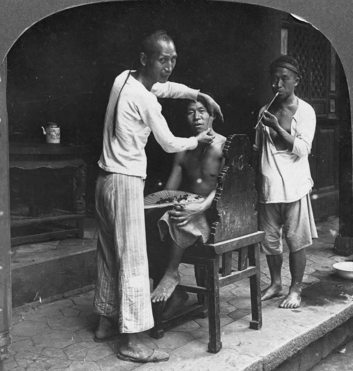 Kiinalainen parturi Bhamossa, Burmassa, 1908 tekijältä Stereo Travel Co