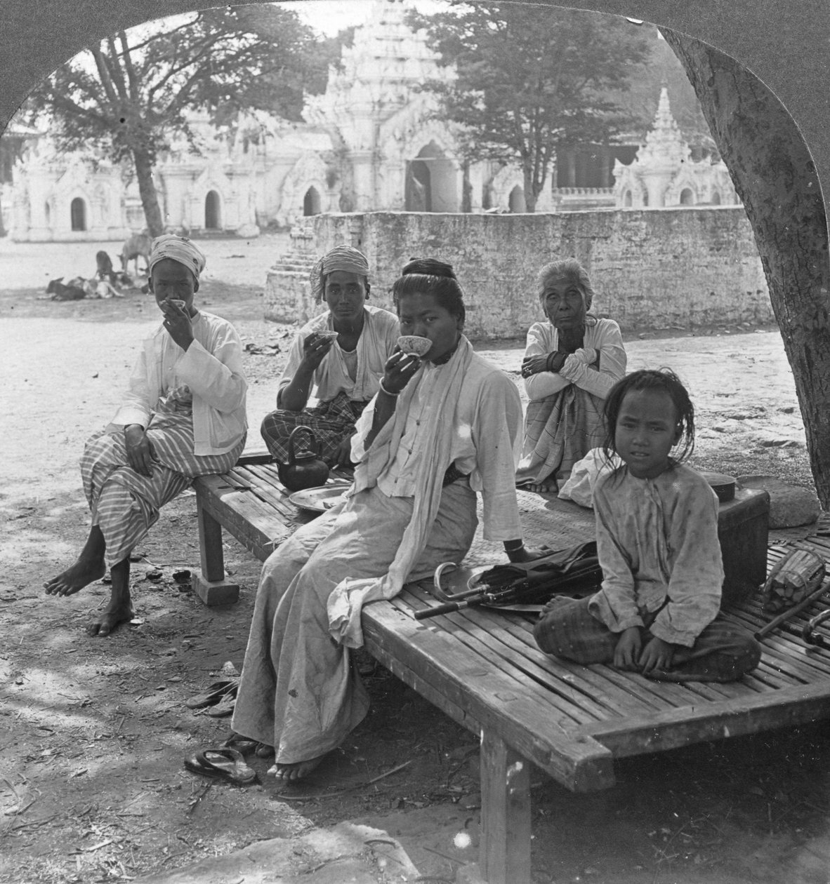 Kahvin seurallinen juoma, Mandalay, Burma, 1908. tekijältä Stereo Travel Co
