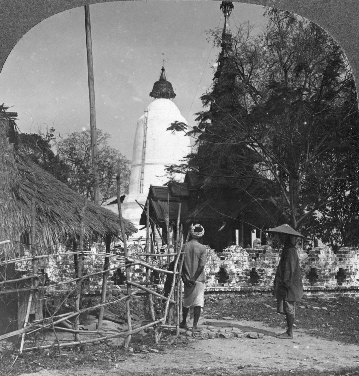 Sateenvarjon muotoinen pagodi, Bhamo, Burma, 1908 tekijältä Stereo Travel Co