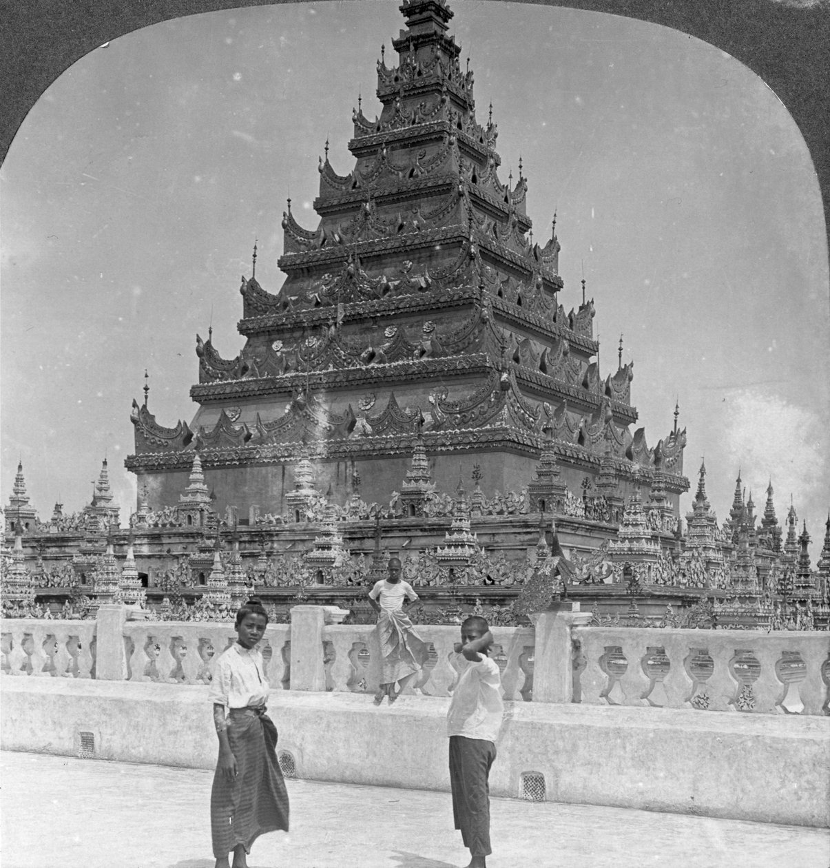 Arakanin pagodi, Mandalay, Burma, 1908. tekijältä Stereo Travel Co