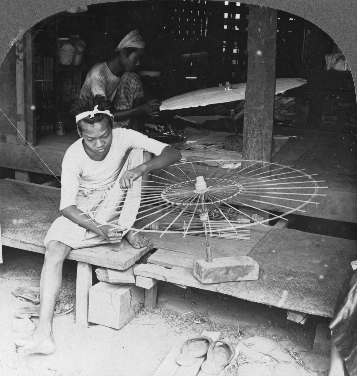 Pojat valmistamassa alkuperäistä sateenvarjoa, Burma, 1908 tekijältä Stereo Travel Co